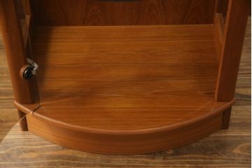 縦型キャビネットの見た目を変えずに綺麗にリペア!ガラスの棚板を新品に交換し、照明をLEDに変更。(キュリオケース、ガラスケース、ショーケース、飾り棚、陳列棚、収納棚、戸棚、店舗什器、ビンテージ、ヴィンテージ、北欧)
