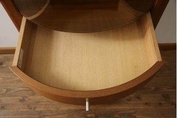 縦型キャビネットの見た目を変えずに綺麗にリペア!ガラスの棚板を新品に交換し、照明をLEDに変更。(キュリオケース、ガラスケース、ショーケース、飾り棚、陳列棚、収納棚、戸棚、店舗什器、ビンテージ、ヴィンテージ、北欧)