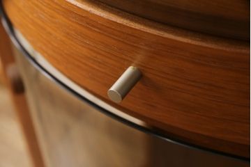 縦型キャビネットの見た目を変えずに綺麗にリペア!ガラスの棚板を新品に交換し、照明をLEDに変更。(キュリオケース、ガラスケース、ショーケース、飾り棚、陳列棚、収納棚、戸棚、店舗什器、ビンテージ、ヴィンテージ、北欧)