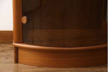 縦型キャビネットの見た目を変えずに綺麗にリペア!ガラスの棚板を新品に交換し、照明をLEDに変更。(キュリオケース、ガラスケース、ショーケース、飾り棚、陳列棚、収納棚、戸棚、店舗什器、ビンテージ、ヴィンテージ、北欧)