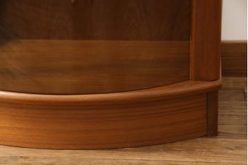 縦型キャビネットの見た目を変えずに綺麗にリペア!ガラスの棚板を新品に交換し、照明をLEDに変更。(キュリオケース、ガラスケース、ショーケース、飾り棚、陳列棚、収納棚、戸棚、店舗什器、ビンテージ、ヴィンテージ、北欧)
