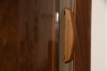 縦型キャビネットの見た目を変えずに綺麗にリペア!ガラスの棚板を新品に交換し、照明をLEDに変更。(キュリオケース、ガラスケース、ショーケース、飾り棚、陳列棚、収納棚、戸棚、店舗什器、ビンテージ、ヴィンテージ、北欧)