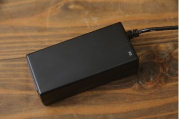 縦型キャビネットの見た目を変えずに綺麗にリペア!ガラスの棚板を新品に交換し、照明をLEDに変更。(キュリオケース、ガラスケース、ショーケース、飾り棚、陳列棚、収納棚、戸棚、店舗什器、ビンテージ、ヴィンテージ、北欧)