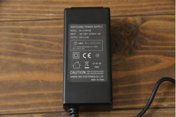 縦型キャビネットの見た目を変えずに綺麗にリペア!ガラスの棚板を新品に交換し、照明をLEDに変更。(キュリオケース、ガラスケース、ショーケース、飾り棚、陳列棚、収納棚、戸棚、店舗什器、ビンテージ、ヴィンテージ、北欧)