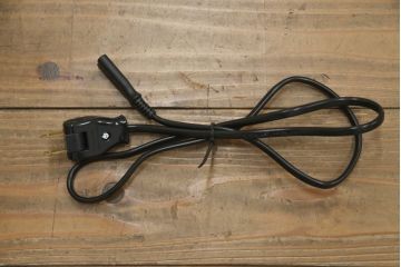 縦型キャビネットの見た目を変えずに綺麗にリペア!ガラスの棚板を新品に交換し、照明をLEDに変更。(キュリオケース、ガラスケース、ショーケース、飾り棚、陳列棚、収納棚、戸棚、店舗什器、ビンテージ、ヴィンテージ、北欧)