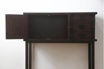 岩谷堂箪笥をリペア&カスタム!台輪をカットし木製脚を取り付け。1トーン落ち着いた色味に着色仕上げ。(サイドボード、サイドキャビネット、戸棚、収納棚、引き出し、収納箪笥、和タンス)