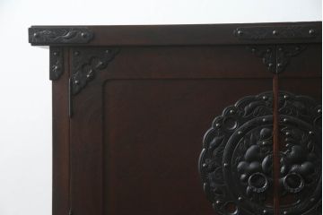岩谷堂箪笥をリペア&カスタム!台輪をカットし木製脚を取り付け。1トーン落ち着いた色味に着色仕上げ。(サイドボード、サイドキャビネット、戸棚、収納棚、引き出し、収納箪笥、和タンス)