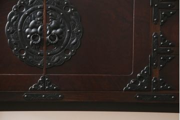 岩谷堂箪笥をリペア&カスタム!台輪をカットし木製脚を取り付け。1トーン落ち着いた色味に着色仕上げ。(サイドボード、サイドキャビネット、戸棚、収納棚、引き出し、収納箪笥、和タンス)