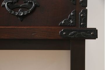 岩谷堂箪笥をリペア&カスタム!台輪をカットし木製脚を取り付け。1トーン落ち着いた色味に着色仕上げ。(サイドボード、サイドキャビネット、戸棚、収納棚、引き出し、収納箪笥、和タンス)