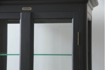 ケビントガラスケースをリペア&カスタム!鍵を製作し、本体をマットブラックでペイント仕上げ。(ショーケース、デンタルケース、デンタルキャビネット、陳列棚、飾り棚、収納棚、戸棚、店舗什器)