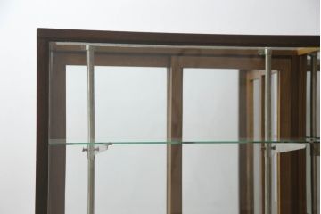L字ガラスケースをリペア&カスタム!高品質リペアを施し、下部は物を収納できるようオープン仕様に。1トーン落ち着いた色味に着色仕上げ。(Rガラス、ショーケース、店舗什器、陳列棚、曲げガラス)