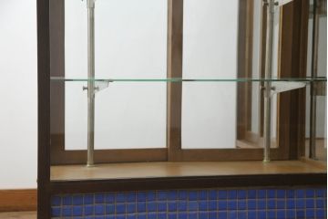L字ガラスケースをリペア&カスタム!高品質リペアを施し、下部は物を収納できるようオープン仕様に。1トーン落ち着いた色味に着色仕上げ。(Rガラス、ショーケース、店舗什器、陳列棚、曲げガラス)