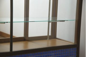 L字ガラスケースをリペア&カスタム!高品質リペアを施し、下部は物を収納できるようオープン仕様に。1トーン落ち着いた色味に着色仕上げ。(Rガラス、ショーケース、店舗什器、陳列棚、曲げガラス)