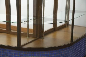 L字ガラスケースをリペア&カスタム!高品質リペアを施し、下部は物を収納できるようオープン仕様に。1トーン落ち着いた色味に着色仕上げ。(Rガラス、ショーケース、店舗什器、陳列棚、曲げガラス)