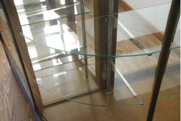 L字ガラスケースをリペア&カスタム!高品質リペアを施し、下部は物を収納できるようオープン仕様に。1トーン落ち着いた色味に着色仕上げ。(Rガラス、ショーケース、店舗什器、陳列棚、曲げガラス)