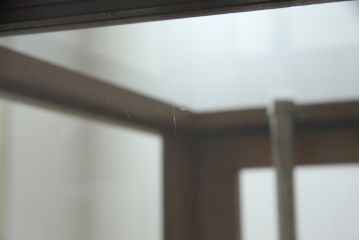 L字ガラスケースをリペア&カスタム!高品質リペアを施し、下部は物を収納できるようオープン仕様に。1トーン落ち着いた色味に着色仕上げ。(Rガラス、ショーケース、店舗什器、陳列棚、曲げガラス)