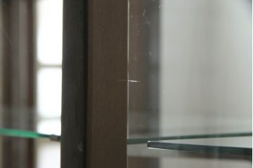 L字ガラスケースをリペア&カスタム!高品質リペアを施し、下部は物を収納できるようオープン仕様に。1トーン落ち着いた色味に着色仕上げ。(Rガラス、ショーケース、店舗什器、陳列棚、曲げガラス)
