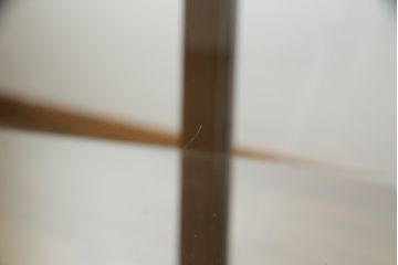 L字ガラスケースをリペア&カスタム!高品質リペアを施し、下部は物を収納できるようオープン仕様に。1トーン落ち着いた色味に着色仕上げ。(Rガラス、ショーケース、店舗什器、陳列棚、曲げガラス)