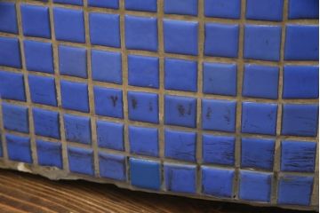 L字ガラスケースをリペア&カスタム!高品質リペアを施し、下部は物を収納できるようオープン仕様に。1トーン落ち着いた色味に着色仕上げ。(Rガラス、ショーケース、店舗什器、陳列棚、曲げガラス)