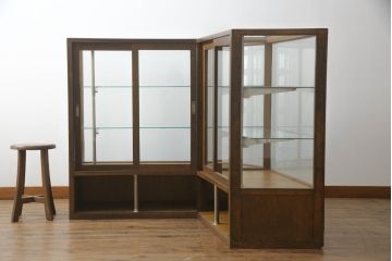 L字ガラスケースをリペア&カスタム!高品質リペアを施し、下部は物を収納できるようオープン仕様に。1トーン落ち着いた色味に着色仕上げ。(Rガラス、ショーケース、店舗什器、陳列棚、曲げガラス)