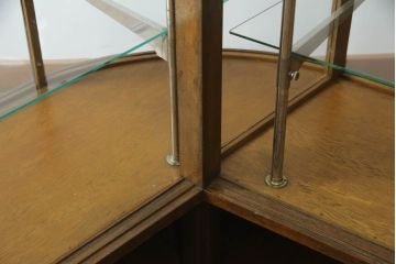 L字ガラスケースをリペア&カスタム!高品質リペアを施し、下部は物を収納できるようオープン仕様に。1トーン落ち着いた色味に着色仕上げ。(Rガラス、ショーケース、店舗什器、陳列棚、曲げガラス)