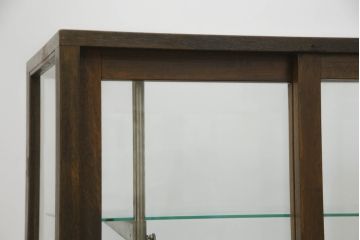 L字ガラスケースをリペア&カスタム!高品質リペアを施し、下部は物を収納できるようオープン仕様に。1トーン落ち着いた色味に着色仕上げ。(Rガラス、ショーケース、店舗什器、陳列棚、曲げガラス)