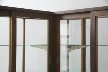 L字ガラスケースをリペア&カスタム!高品質リペアを施し、下部は物を収納できるようオープン仕様に。1トーン落ち着いた色味に着色仕上げ。(Rガラス、ショーケース、店舗什器、陳列棚、曲げガラス)