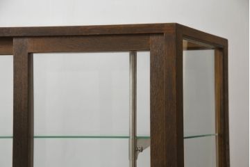L字ガラスケースをリペア&カスタム!高品質リペアを施し、下部は物を収納できるようオープン仕様に。1トーン落ち着いた色味に着色仕上げ。(Rガラス、ショーケース、店舗什器、陳列棚、曲げガラス)