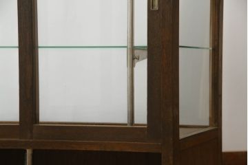 L字ガラスケースをリペア&カスタム!高品質リペアを施し、下部は物を収納できるようオープン仕様に。1トーン落ち着いた色味に着色仕上げ。(Rガラス、ショーケース、店舗什器、陳列棚、曲げガラス)