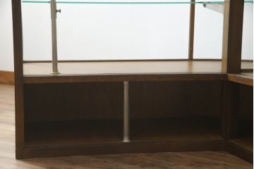 L字ガラスケースをリペア&カスタム!高品質リペアを施し、下部は物を収納できるようオープン仕様に。1トーン落ち着いた色味に着色仕上げ。(Rガラス、ショーケース、店舗什器、陳列棚、曲げガラス)
