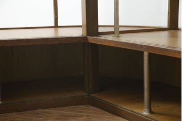 L字ガラスケースをリペア&カスタム!高品質リペアを施し、下部は物を収納できるようオープン仕様に。1トーン落ち着いた色味に着色仕上げ。(Rガラス、ショーケース、店舗什器、陳列棚、曲げガラス)