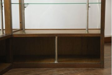 L字ガラスケースをリペア&カスタム!高品質リペアを施し、下部は物を収納できるようオープン仕様に。1トーン落ち着いた色味に着色仕上げ。(Rガラス、ショーケース、店舗什器、陳列棚、曲げガラス)