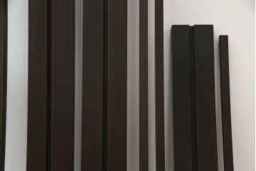 ガラス戸をリペア&カスタム!当店オリジナル建具を設置場所に合わせてリサイズし、三方枠も新規製作。色ガラスをはめ込み、枠は濃い茶色で着色仕上げ。(ドア、建具)