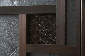 ガラス戸をリペア&カスタム!当店オリジナル建具を設置場所に合わせてリサイズし、三方枠も新規製作。色ガラスをはめ込み、枠は濃い茶色で着色仕上げ。(ドア、建具)