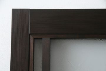ガラス戸をリペア&カスタム!当店オリジナル建具を設置場所に合わせてリサイズし、三方枠も新規製作。色ガラスをはめ込み、枠は濃い茶色で着色仕上げ。(ドア、建具)