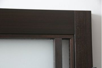 ガラス戸をリペア&カスタム!当店オリジナル建具を設置場所に合わせてリサイズし、三方枠も新規製作。色ガラスをはめ込み、枠は濃い茶色で着色仕上げ。(ドア、建具)