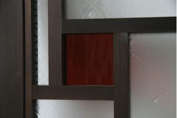 ガラス戸をリペア&カスタム!当店オリジナル建具を設置場所に合わせてリサイズし、三方枠も新規製作。色ガラスをはめ込み、枠は濃い茶色で着色仕上げ。(ドア、建具)
