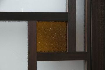 ガラス戸をリペア&カスタム!当店オリジナル建具を設置場所に合わせてリサイズし、三方枠も新規製作。色ガラスをはめ込み、枠は濃い茶色で着色仕上げ。(ドア、建具)