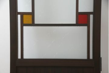 ガラス戸をリペア&カスタム!当店オリジナル建具を設置場所に合わせてリサイズし、三方枠も新規製作。色ガラスをはめ込み、枠は濃い茶色で着色仕上げ。(ドア、建具)