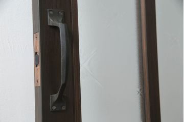 ガラス戸をリペア&カスタム!当店オリジナル建具を設置場所に合わせてリサイズし、三方枠も新規製作。色ガラスをはめ込み、枠は濃い茶色で着色仕上げ。(ドア、建具)