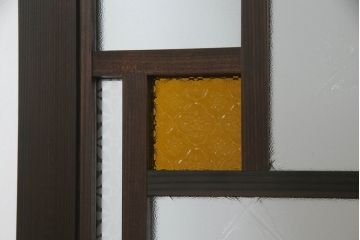 ガラス戸をリペア&カスタム!当店オリジナル建具を設置場所に合わせてリサイズし、三方枠も新規製作。色ガラスをはめ込み、枠は濃い茶色で着色仕上げ。(ドア、建具)