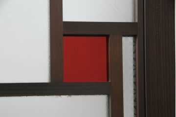 ガラス戸をリペア&カスタム!当店オリジナル建具を設置場所に合わせてリサイズし、三方枠も新規製作。色ガラスをはめ込み、枠は濃い茶色で着色仕上げ。(ドア、建具)