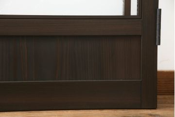 ガラス戸をリペア&カスタム!当店オリジナル建具を設置場所に合わせてリサイズし、三方枠も新規製作。色ガラスをはめ込み、枠は濃い茶色で着色仕上げ。(ドア、建具)