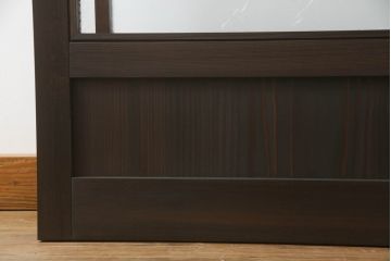 ガラス戸をリペア&カスタム!当店オリジナル建具を設置場所に合わせてリサイズし、三方枠も新規製作。色ガラスをはめ込み、枠は濃い茶色で着色仕上げ。(ドア、建具)