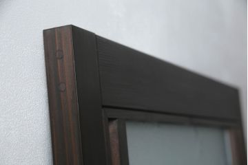 ガラス戸をリペア&カスタム!当店オリジナル建具を設置場所に合わせてリサイズし、三方枠も新規製作。色ガラスをはめ込み、枠は濃い茶色で着色仕上げ。(ドア、建具)