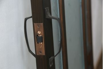ガラス戸をリペア&カスタム!当店オリジナル建具を設置場所に合わせてリサイズし、三方枠も新規製作。色ガラスをはめ込み、枠は濃い茶色で着色仕上げ。(ドア、建具)
