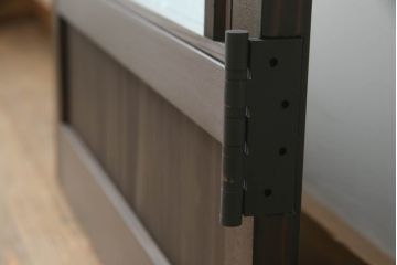 ガラス戸をリペア&カスタム!当店オリジナル建具を設置場所に合わせてリサイズし、三方枠も新規製作。色ガラスをはめ込み、枠は濃い茶色で着色仕上げ。(ドア、建具)