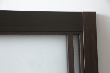 ガラス戸をリペア&カスタム!当店オリジナル建具を設置場所に合わせてリサイズし、三方枠も新規製作。色ガラスをはめ込み、枠は濃い茶色で着色仕上げ。(ドア、建具)
