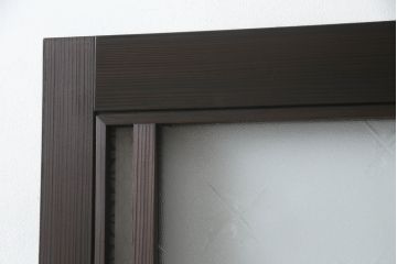 ガラス戸をリペア&カスタム!当店オリジナル建具を設置場所に合わせてリサイズし、三方枠も新規製作。色ガラスをはめ込み、枠は濃い茶色で着色仕上げ。(ドア、建具)