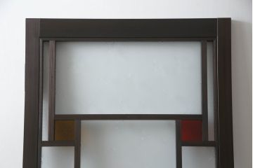 ガラス戸をリペア&カスタム!当店オリジナル建具を設置場所に合わせてリサイズし、三方枠も新規製作。色ガラスをはめ込み、枠は濃い茶色で着色仕上げ。(ドア、建具)